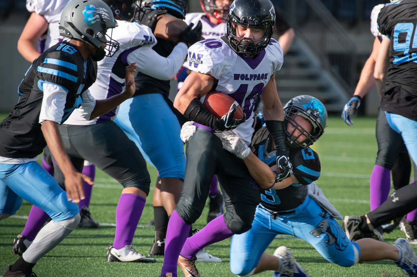 Monarchs defense tackling Wolfpack ball carrier