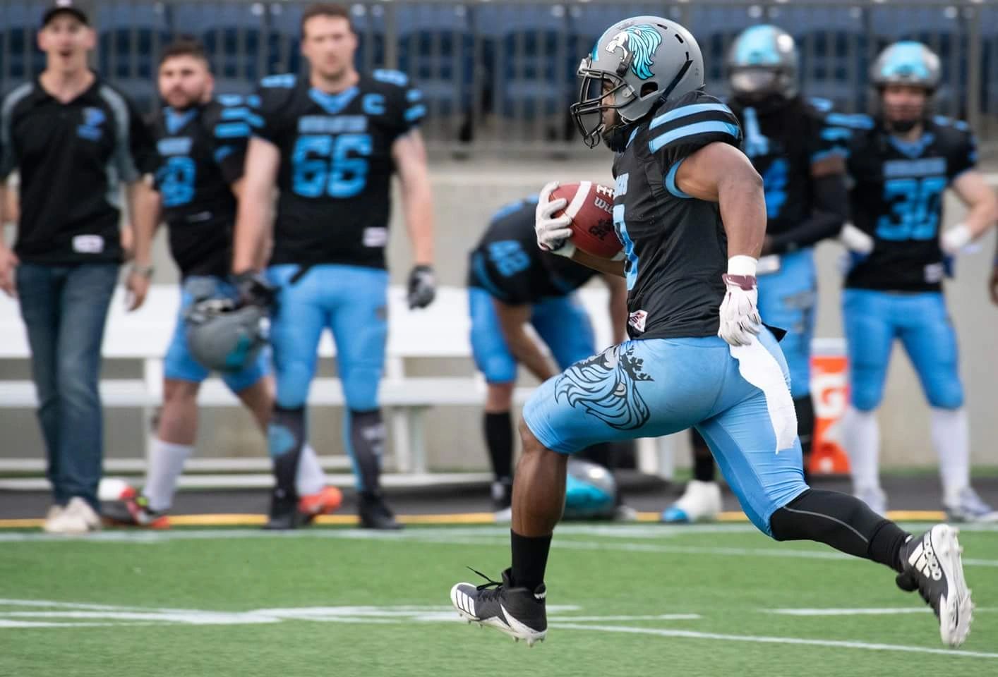 Monarchs ball carrier breaking away down the sideline